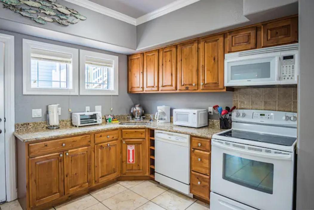 7 Bedroom Home Steps To The Beach With 4 Patios And Pool! Sleeps 20 Port Aransas Eksteriør billede