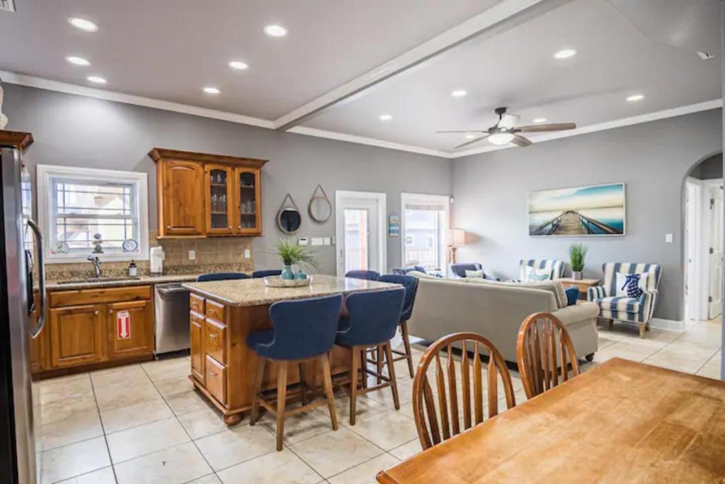7 Bedroom Home Steps To The Beach With 4 Patios And Pool! Sleeps 20 Port Aransas Eksteriør billede